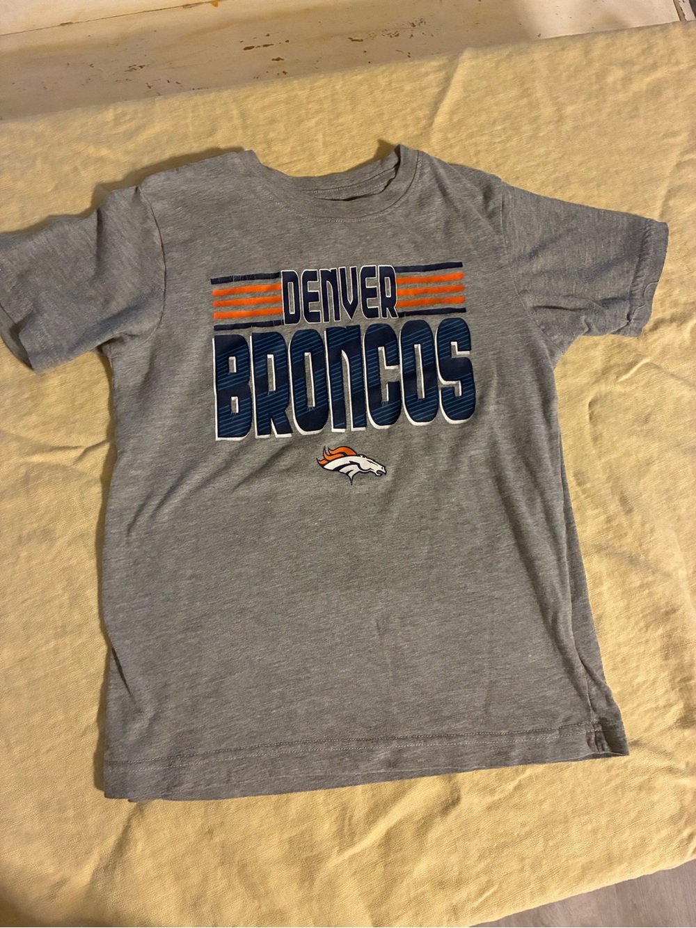Boy’s XS Denver Broncos NFL Football T-Shirt
